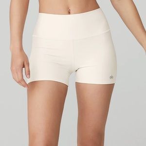Alo Yoga high waisted shorts 3”